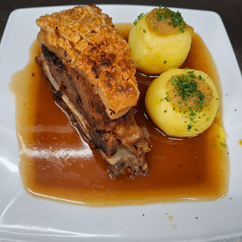 Schweineschäuferl in Dunkelbier-Kümmeljus