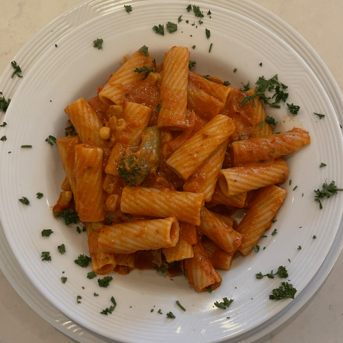 Rigatoni in Tomaten-Sahnesauce
