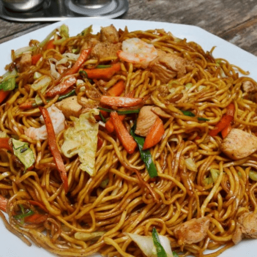 Gebratene Nudeln mit Hühnerfleisch