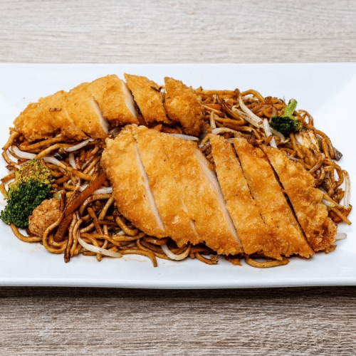 Gebratene Nudeln mit knusprigem Huhn mit Süß-sauer-soße