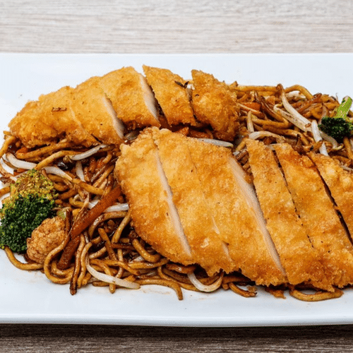 Gebratene Nudeln mit knusprigem Huhn pikante Soße