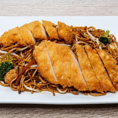 Gebratene Nudeln mit knusprigem Huhn