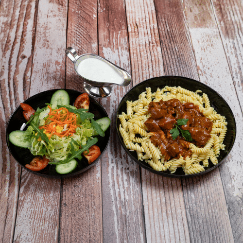 Gulasch mit Nudeln und grünen Salat