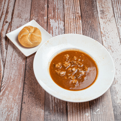 Gulaschsuppe mit Brötchen