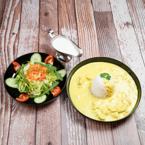 Hühnercurry mit reis und grüner Salat