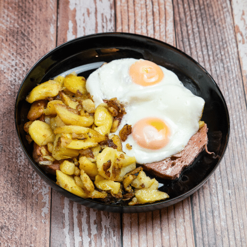 Leberkäse mit Bratkartoffeln und Ei