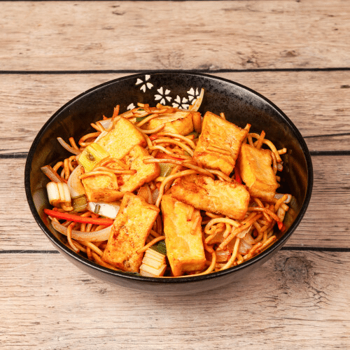 Gebratene Nudeln mit Tofu und Gemüse