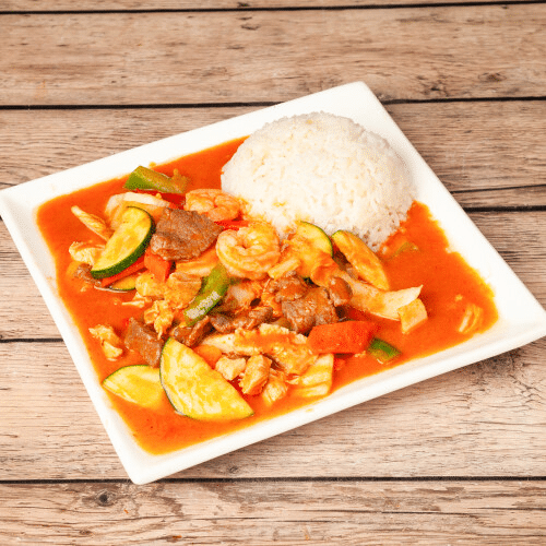 Huhn-Rind-Garnelen und Gemüse mit rotem Curry