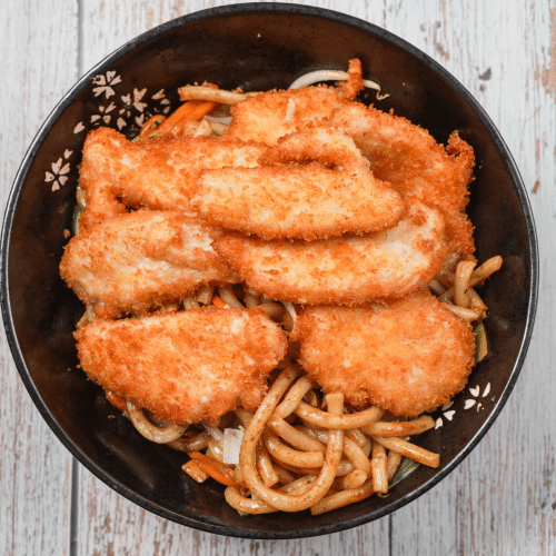 Gebratene Udon mit panierte Hähnchen und Gemüse