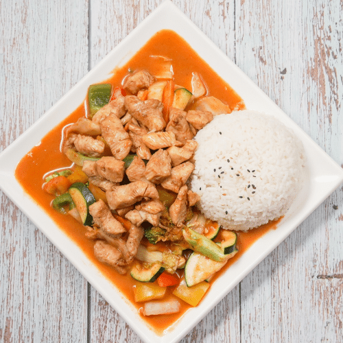 Hühnerfleisch mit rotem Curry und Gemüse