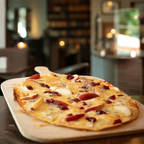 Flammkuchen mit Blauschimmelkäse, Birnen und Preiselbeeren