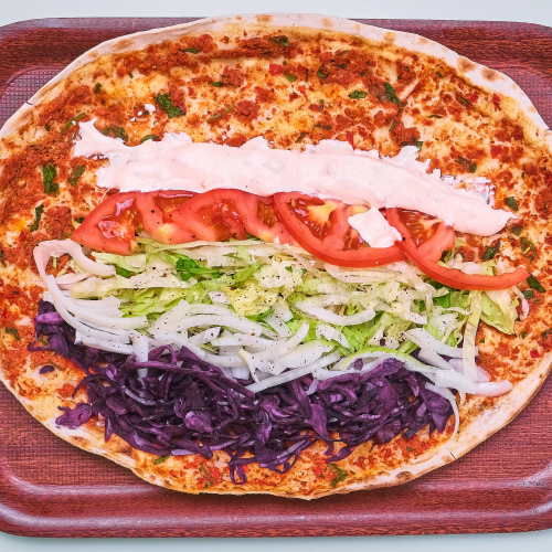 Lahmacun mit Salat