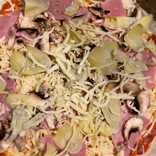 Zayan Pizza mit Schinken Pilze und Artischocken