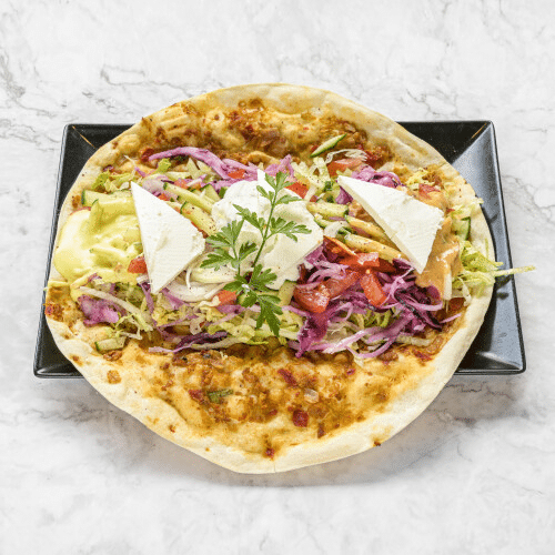Lahmacun mit Hirtenkäse und Salat