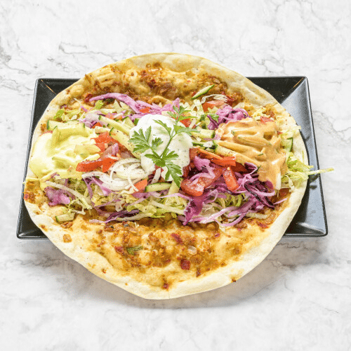 Lahmacun mit Salat