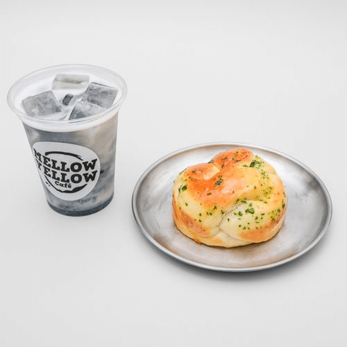 Iced Detox Latte mit Garlic Bread Menü