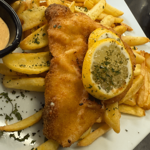 Hähnchen-Schnitzel mit Pommes