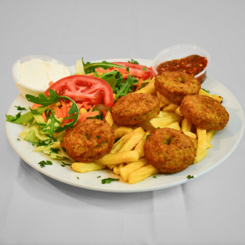Falafel-Teller mit Pommes frites, Salat und Sauce