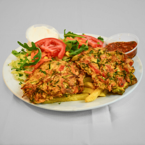 Zucchinipuffer-Teller mit Pommes frites und Salat