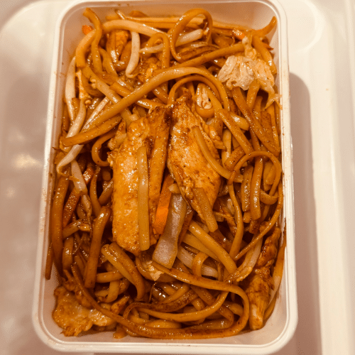 Gebratene Nudeln mit Hühnerfleisch und Gemüse