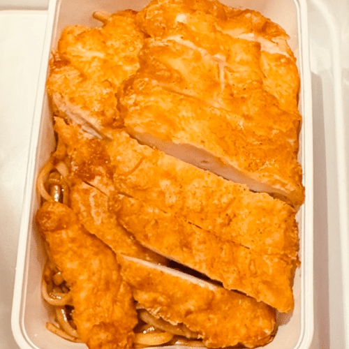 Gebratene Nudeln mit Knusprigem Hähnchen