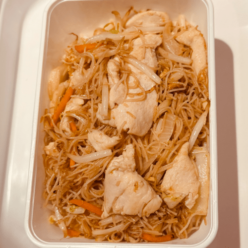 Gebratene Reisnudeln mit Hühnerfleisch und Gemüse