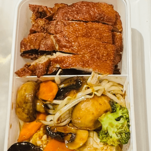 Knusprige Ente mit Gemüse und Erdnusssauce