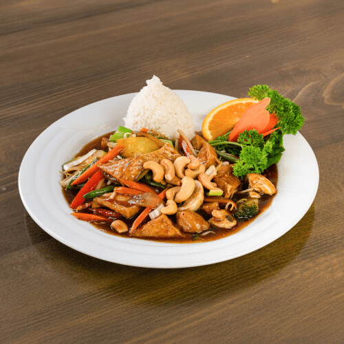 Gebratenes Tofu mit frischem Gemüse
