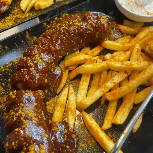 Currywurst und Pommes frites (Helal)