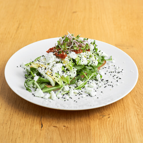 Röstbrot mit Avocado, getrockneten Tomaten und Feta
