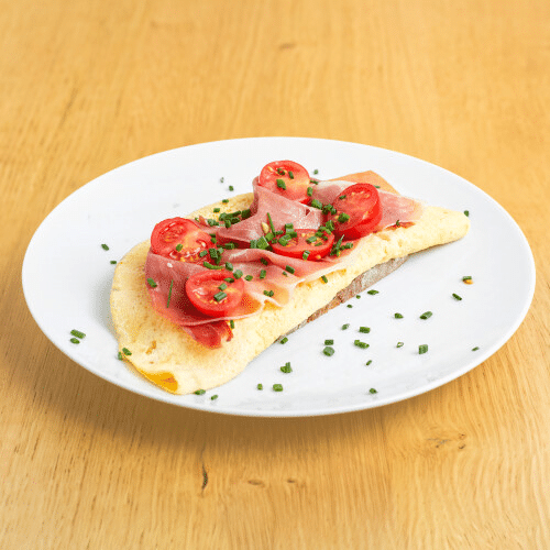Röstbrot mit Omelett, Serranoschinken und Schnittlauch