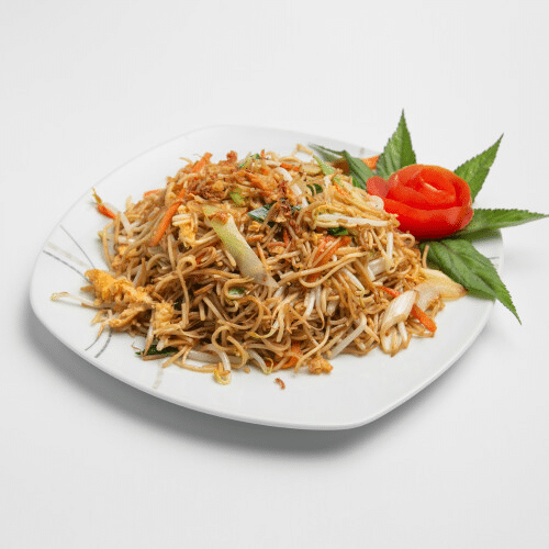 Gebratene Eiernudeln mit Tofu und Gemüse
