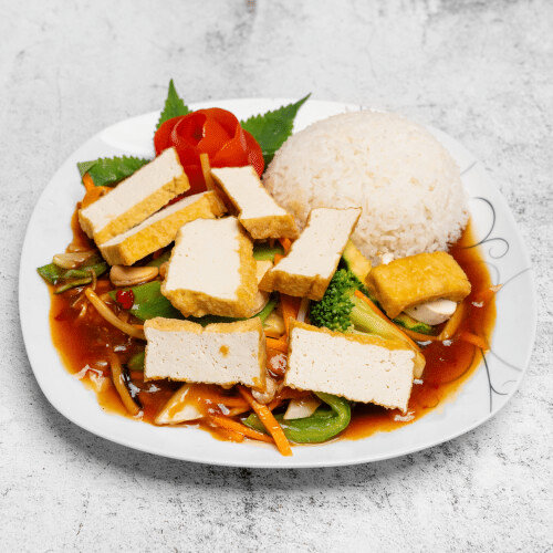 Gebratenes Tofu mit Gemüse, pikanter Sauce und Reis