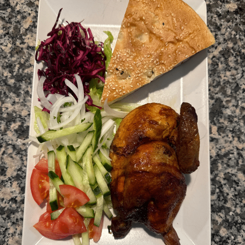 Halbes Hähnchen mit Fladenbrot und Salat