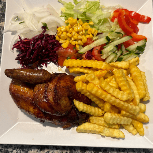 Halbes Hähnchen mit Pommes frites und Salat
