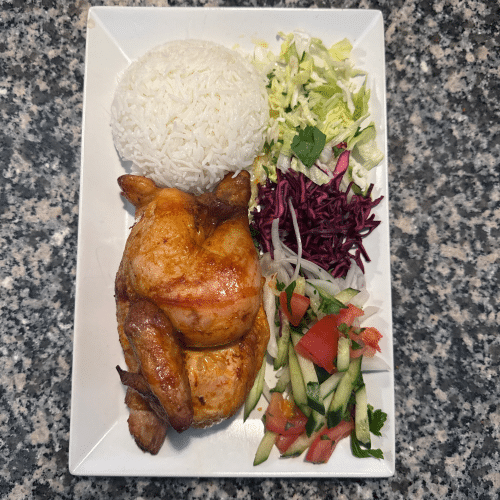 Halbes Hähnchen mit Reis und Salat