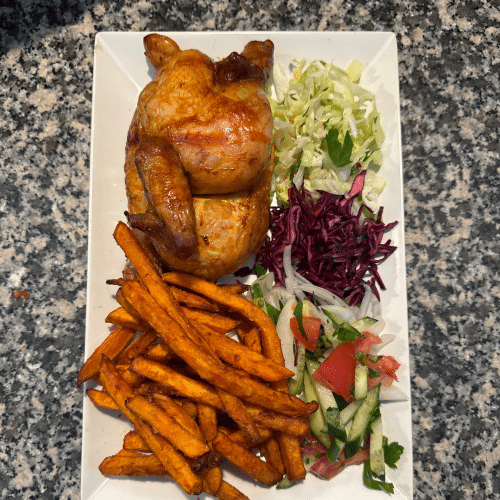 Halbes Hähnchen mit Sußkartoffel pommes und Salat