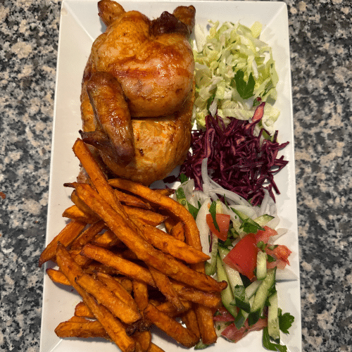 Halbes Hähnchen mit Sußkartoffeln Pommes und Salat.