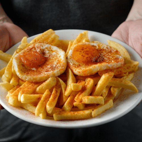 Pommes frites mit zwei Spiegeleiern