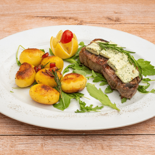 Gegrilltes Rumpsteak mit Kräuterbutter