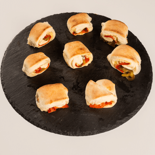 Pizzabrötchen gefüllt mit Jalapenos, Peperoni-Salami und Käse