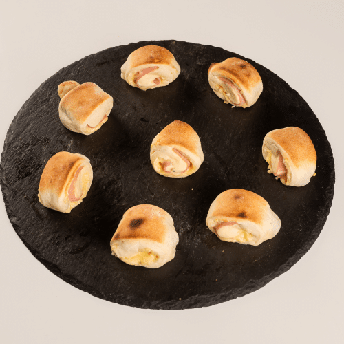 Pizzabrötchen gefüllt mit Salami, Hinterschinken und Käse