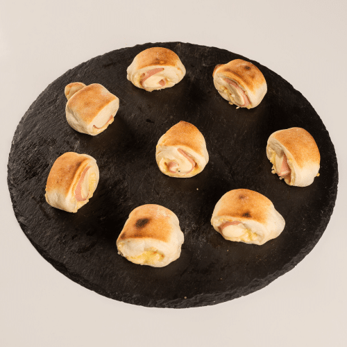 Pizzabrötchen gefüllt mit Schweine-Bacon und Käse