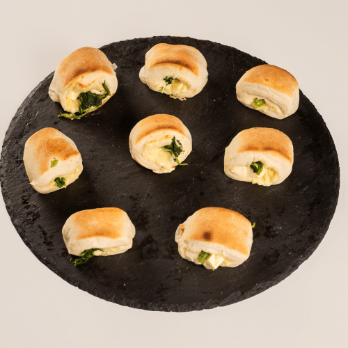 Pizzabrötchen gefüllt mit Spinat, Feta und Knoblauch