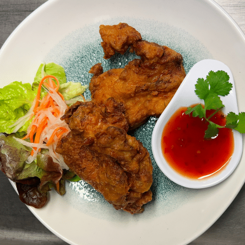 Knusper-Hühnerkeulen mit Sriracha-Mayo