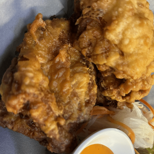 Knusper-Hühnerkeulen mit Sriracha-Mayo