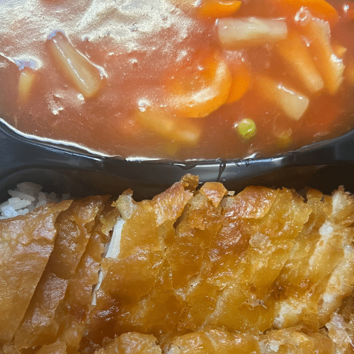 Gebackenes Hühnerbrustfilet mit Ananas in Süß - Sauer - Sauce