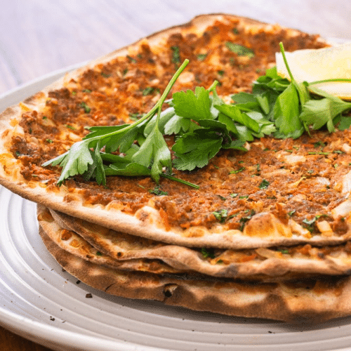 Lahmacun mit Sauce