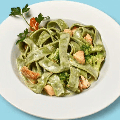 Grüne Nudeln mit Lachs in Sahnesauce mit Broccoliröschen