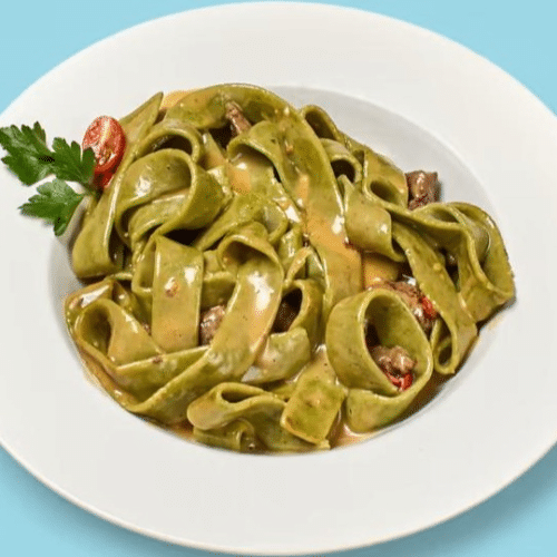 Grüne Nudeln mit Rinderfilet in Chili-Kokossahnesauce